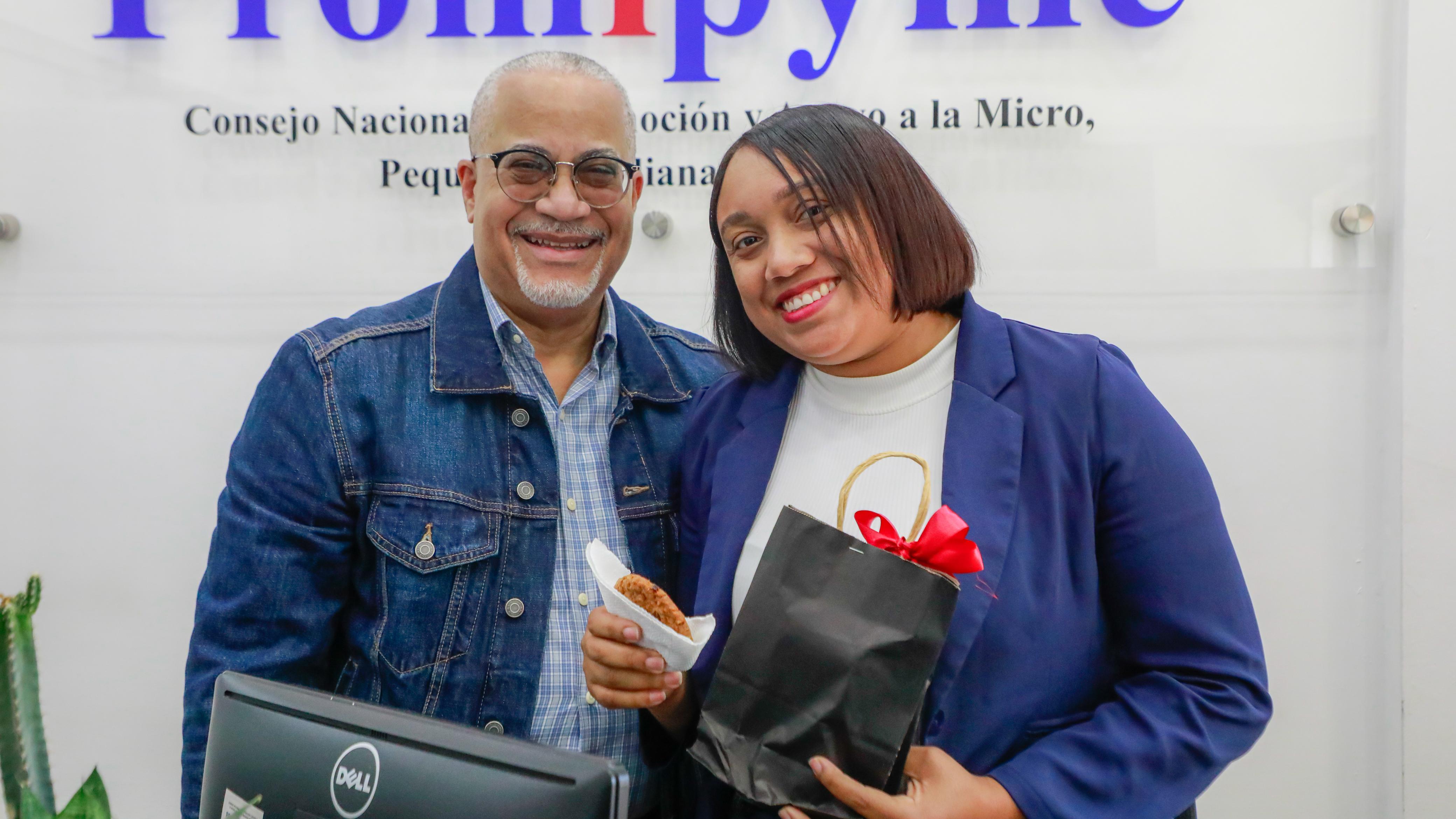 Gestión Humana Promipyme entrega obsequios por Día de las Madres